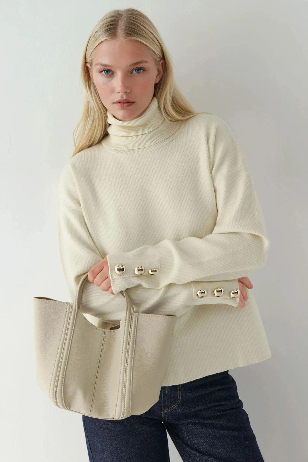 Dicker Pullover mit goldenen Knopfdetails