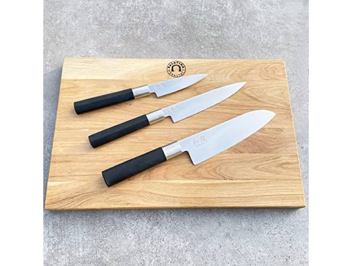 Kai Wasabi Black ultrascharfes Messerset Santoku Messer 18 cm Officemesser 10 cm Allzweckmesser 15 cm + 40x25 cm Eichenbrett, handgefertigt