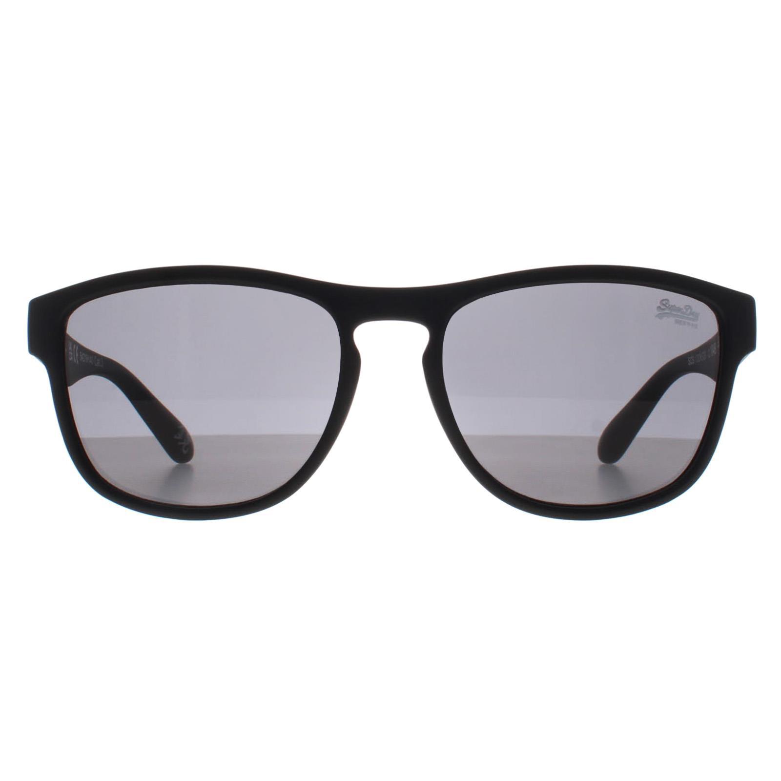 Superdry Rockstar 104B matzwarte smoke zonnebril
