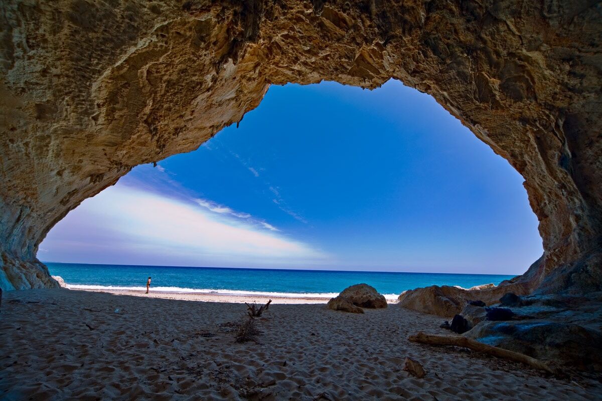 Fototapete PAPERMOON "Höhle Cala Luna Sardinien", bunt, B:3m L:2,2m, Vlies, Tapeten, Fototapete