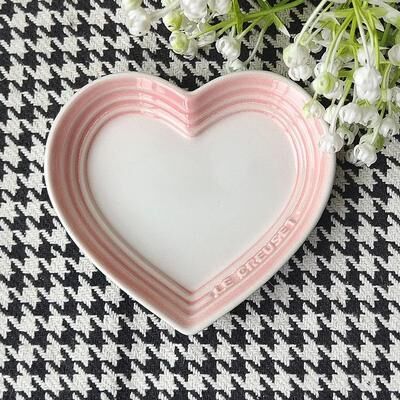 Inspired Living Heart Shaped Elevated Ceramic Cat Bowl For Comfortable, Mess Free Feeding 1