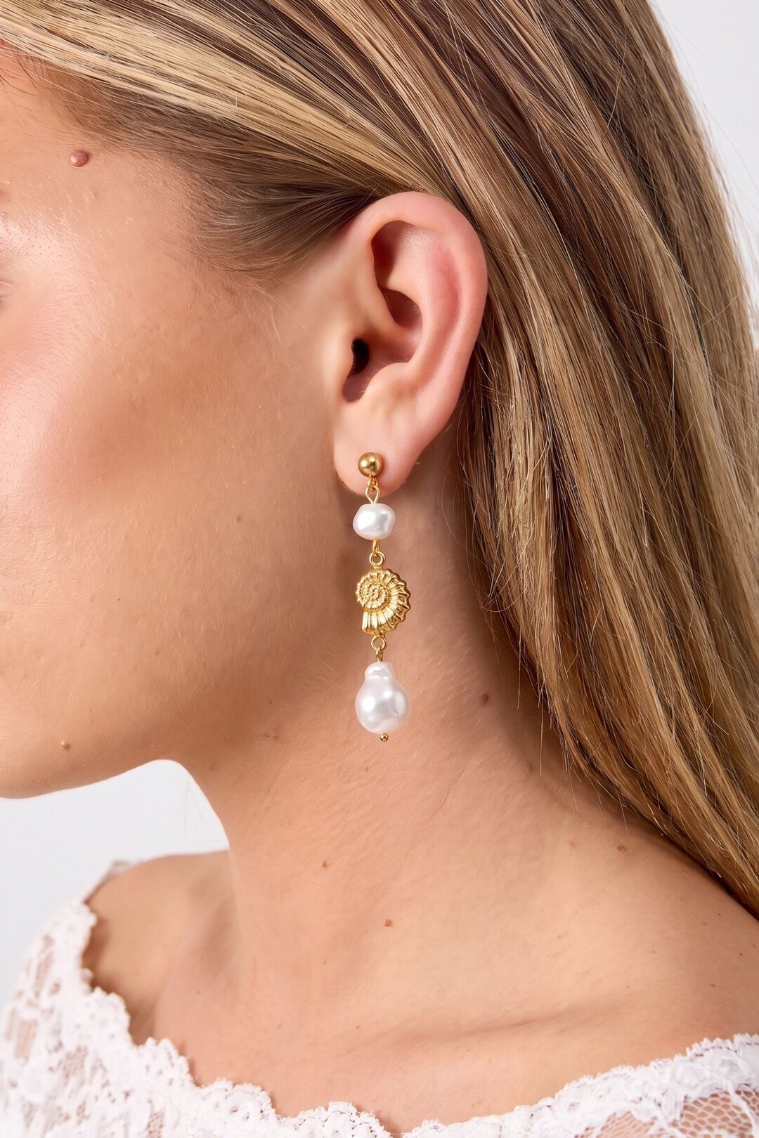 Paar Ohrhänger ADELIA´S "LIVAYA Ohrringe Ohrhänger mit Muschelmotiv und weißen Tropfenanhängern", goldfarben, Ohrringe, Damen, Edelstahl, Paar Ohrhänger, Stylischer Modeschmuck mit goldfarbenen Muscheldetails