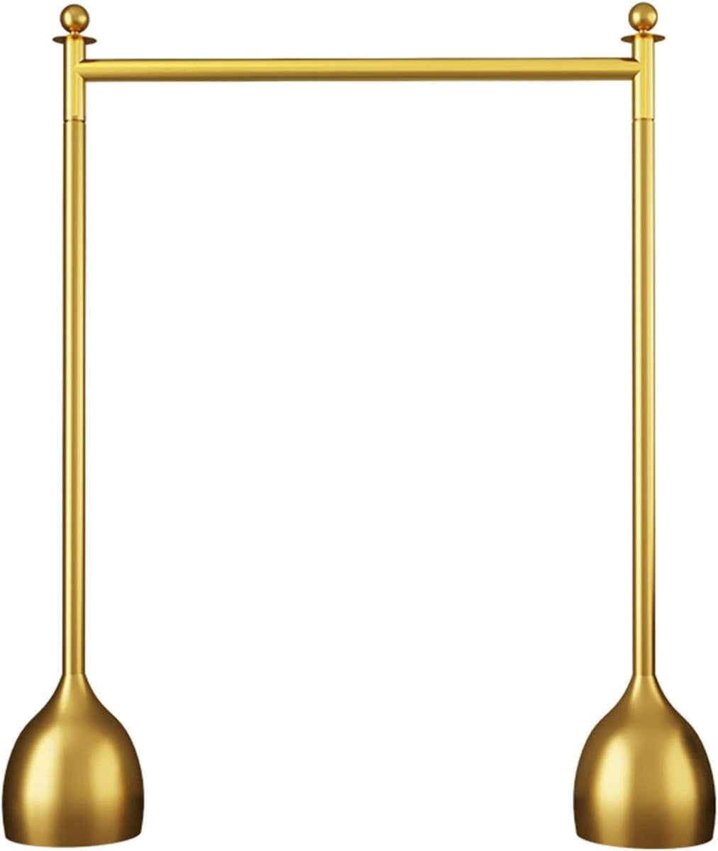 Goud kledingrek met hangers voor commerciële presentatie