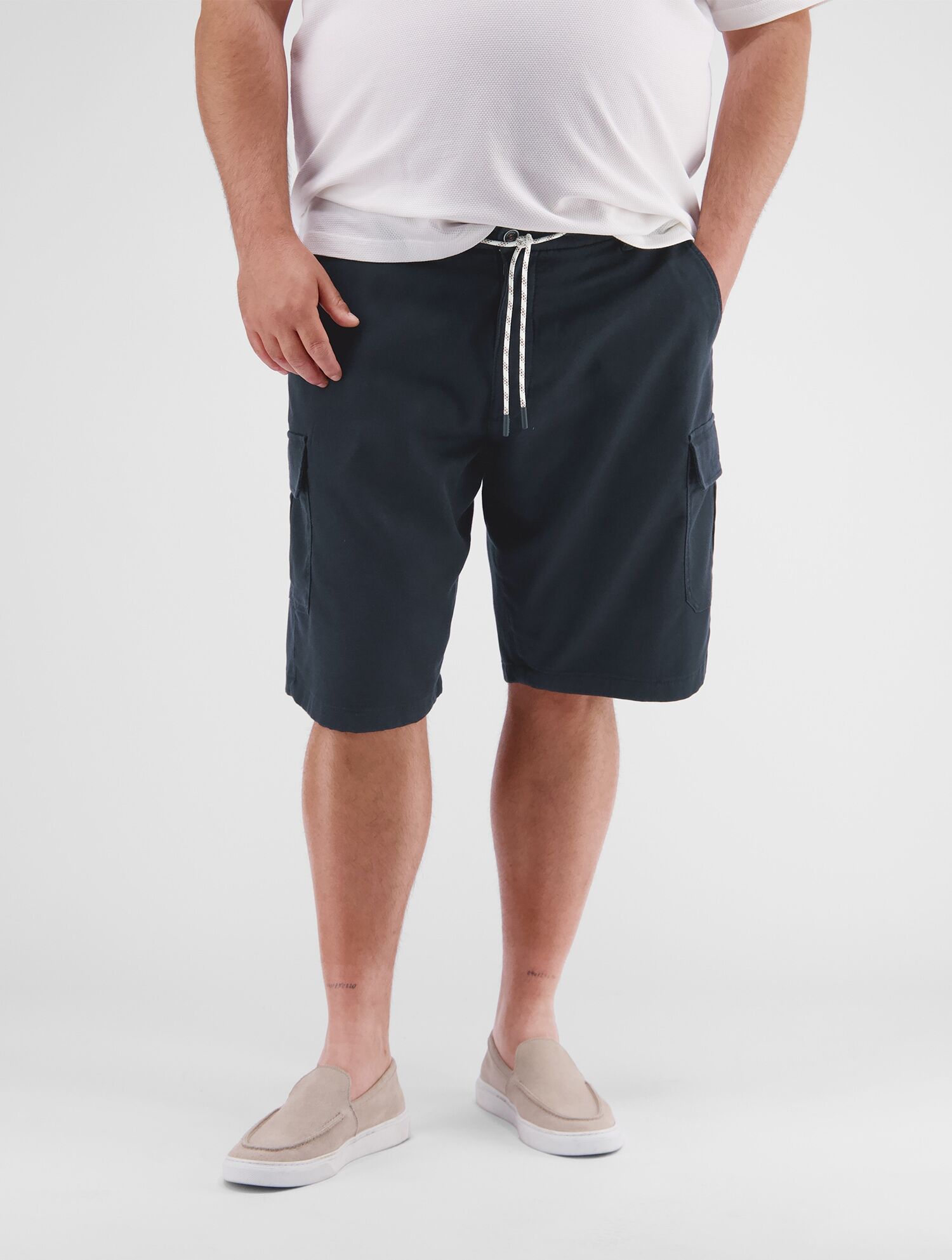 Jogg-Bermudas LERROS "Cargo-Jog-Bermuda in Übergrössen", Herren, Gr. 48, blau (classic navy), 55% Lyocell, 44% Baumwolle, 1% Elasthan, Hosen Jogg-Bermudas classic navy 48