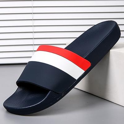 Sportliche Herren-Sandalen mit rot-weißen Streifen – auffälliges Schuhwerk für Freizeit und Outdoor-Aktivitäten