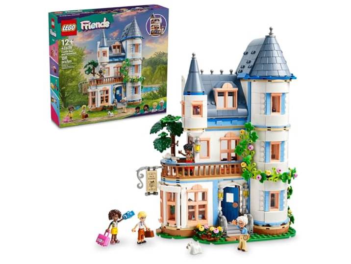 LEGO Friends Castle Bed and Breakfast Hotel Spielset für Kinder ab 12 Jahren, mit 4 Mini-Puppen, einer Hundespielzeugfigur und Zubehör, Schlossspielzeug Geschenkidee für Mädchen, Jungen und Teenager,