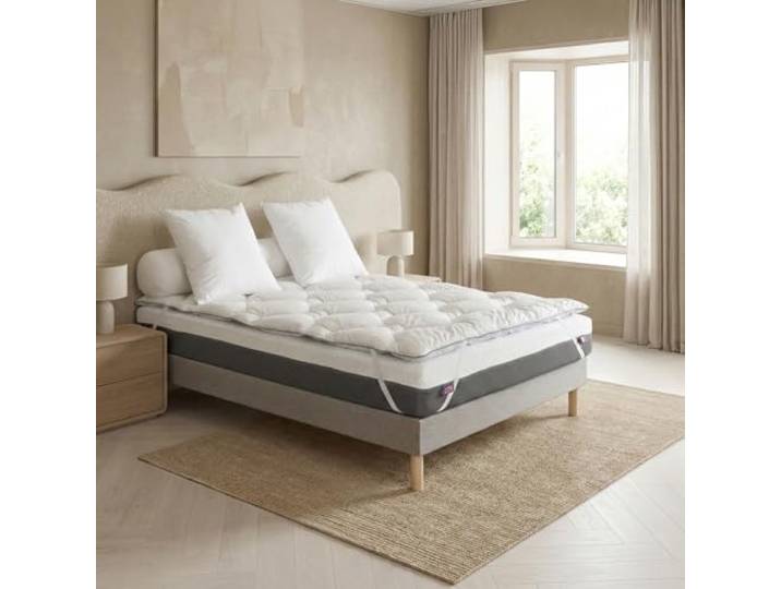 DODO - Surmatelas - Allergo 160x200 cm - Anti-allergènes Triple Protection 100% Polyester recyclé 700g/m² - Enveloppe 100% Coton - Blanc - Piquage Hexagonal - Finition Biais gris - Lavable 40°C