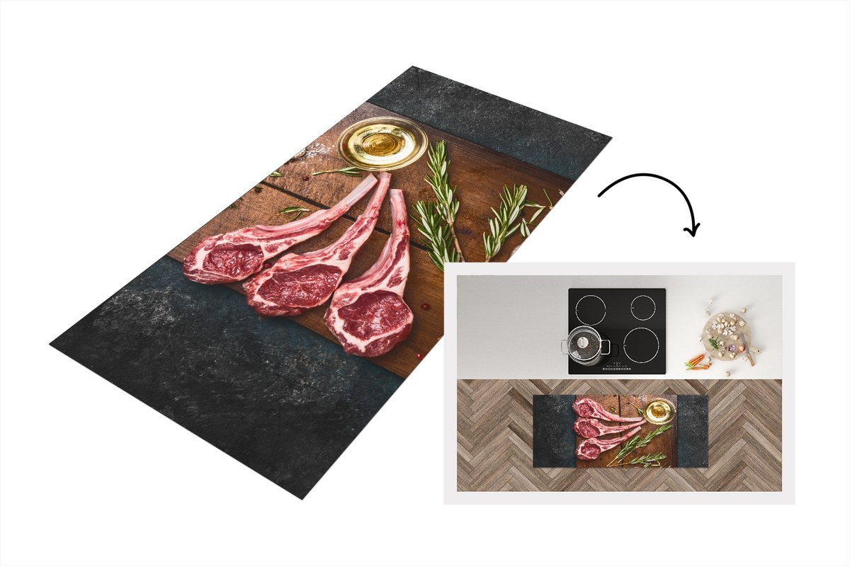 Keukenloper vinyl met lamsvlees op donkere houten snijplank B/D: 120 x 50 cm