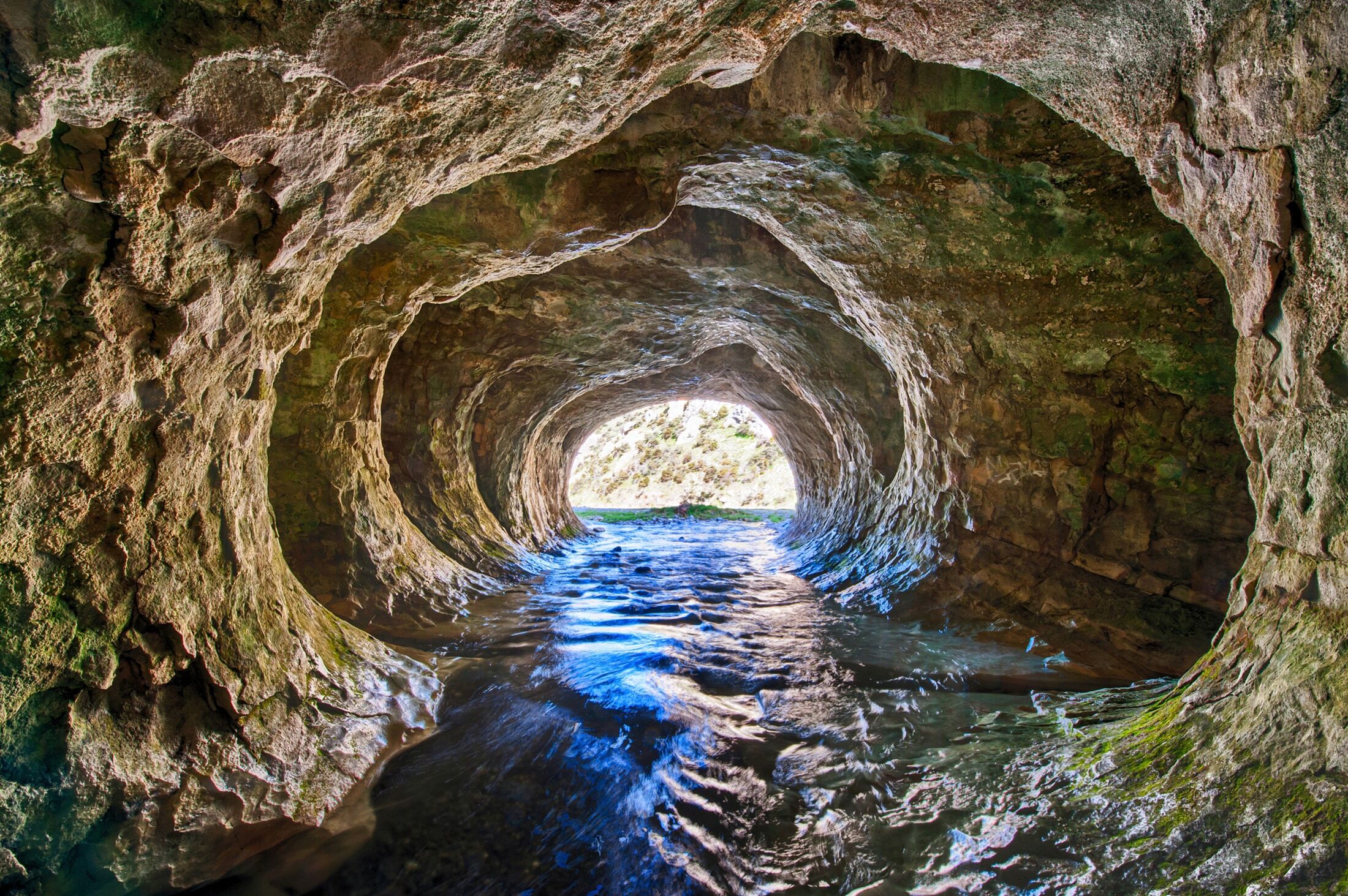 Fototapete PAPERMOON "GROTTE-NEUSEELAND HÖHLE STROM BERGE MEER FLUSS FELSEN", bunt, B:4m L:2,6m, Vlies, Tapeten, Fototapete bunt B/L: 4m x 2,6m, Bahnen: 8 Stk.