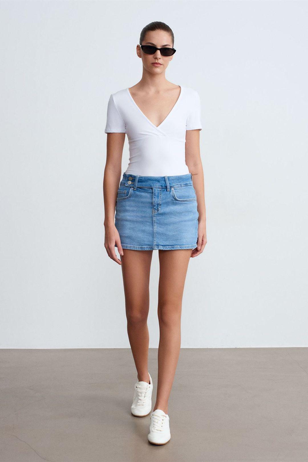 Hooggetailleerde denim mini-rok met riem