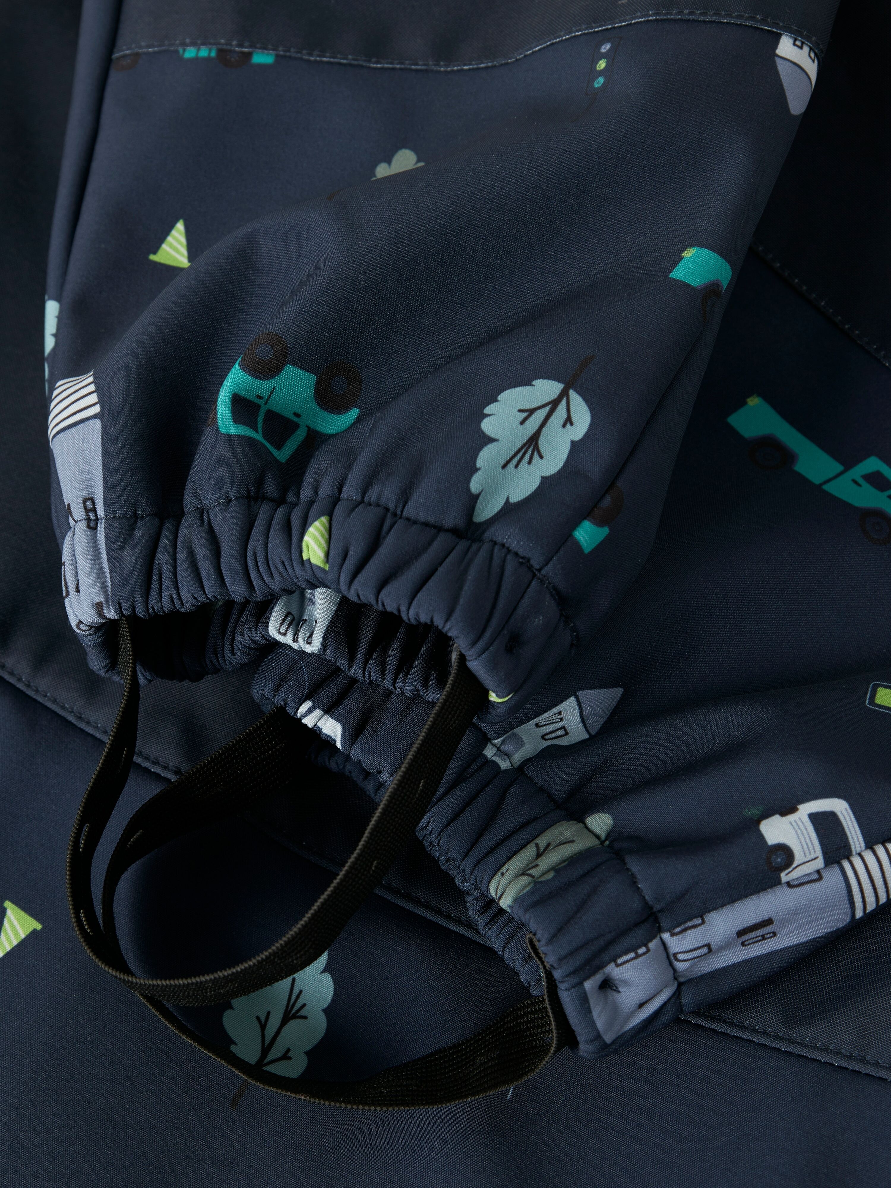 Softshelloverall NAME IT "NMMMALTA05 SOFTSHELL SUIT AOP FO1", Jungen, Gr. 110, N-Gr, blau (naval academy aop:cars), Softshell, Obermaterial: 95% Polyester, 5% Elasthan, bedruckt, lang, elastischer Bund, Overalls Softshelloverall, Materialmix, wasserdicht,