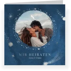 Hochzeit Einladungskarte in Blau mit eigenen Fotos gestalten im Design "Einladungskarte Hochzeit: Sternschnuppen mit Fotos in Blau" - Musterkarte - Karten einfach online bei wunderkarten gestalten...