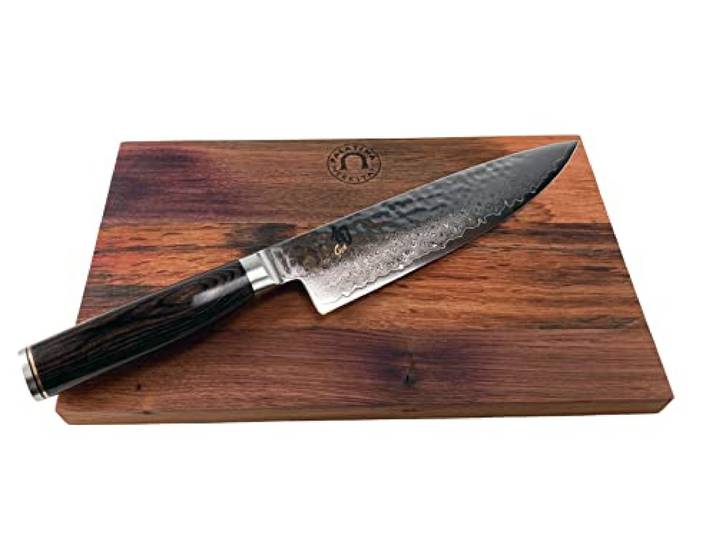Kai Shun Messer – Tim Mälzer Messer Serie - Kochmesser Premier TDM 1706 – ultrascharfes japanisches Messer + 100% handgefertigtes Schneidebrett Fassholz 30x18 cm