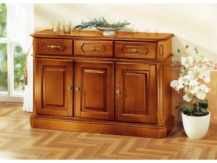 Kommode mit eleganten, goldfarbenen Metallgriffen, Kirschbaum, Kommode 3-türig