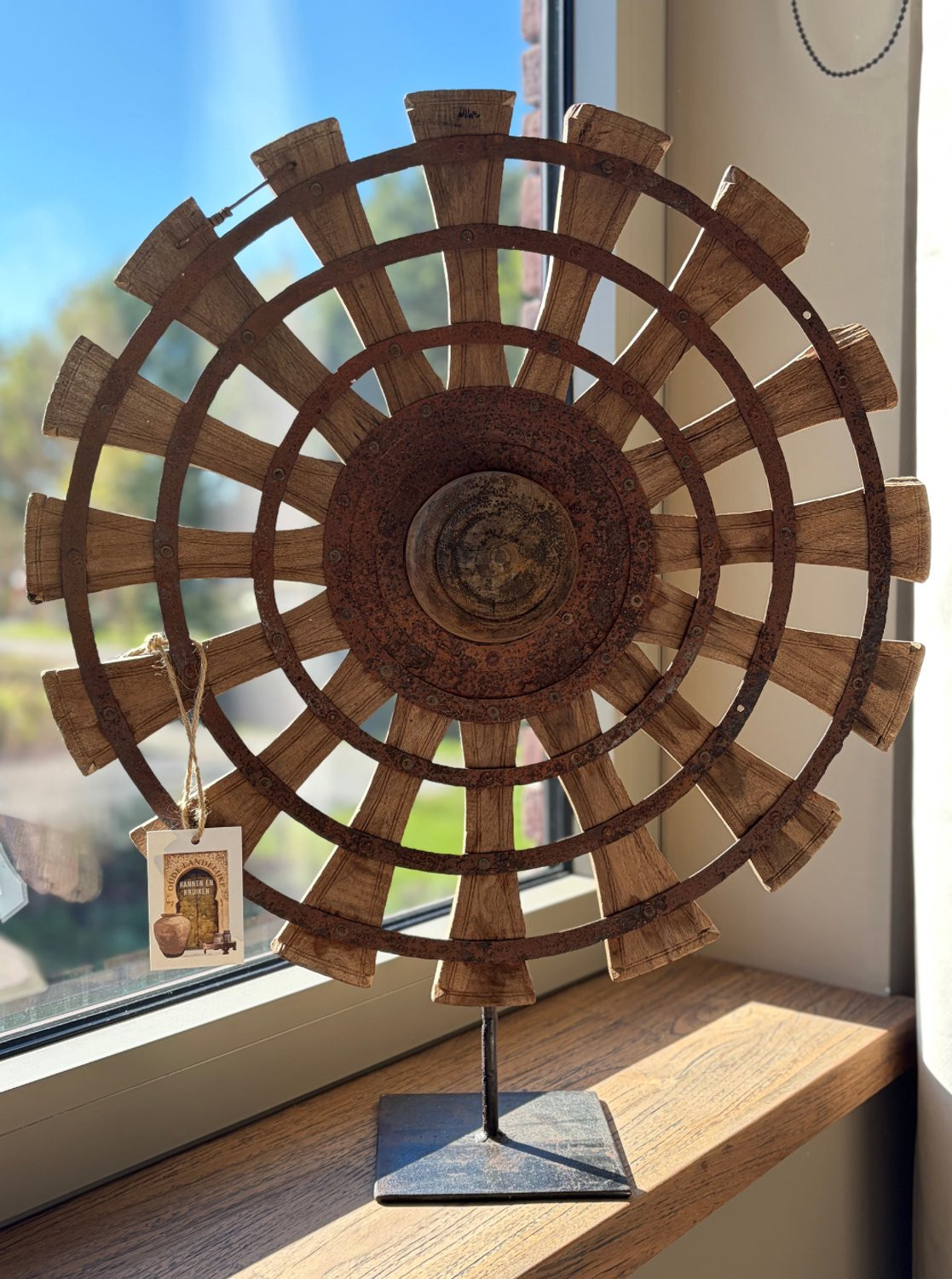 Landelijke decoratie van oude kannen en kruiken voor op tafel
