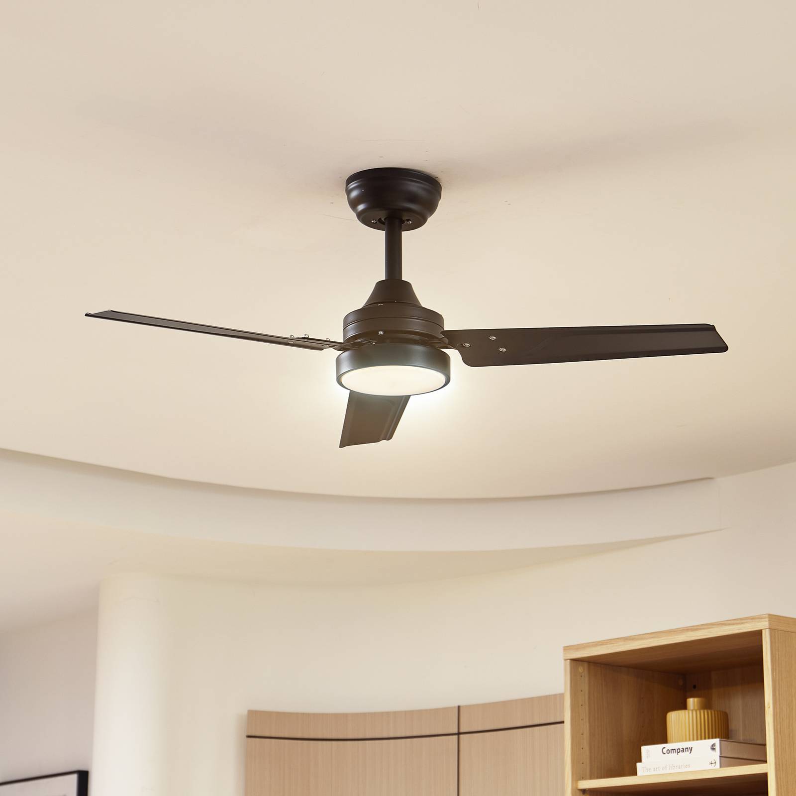 Lindby LED-Deckenventilator Aerallo, schwarz, CCT, leise Aerallo, schwarz, für Wohn- / Esszimmer, Metall, Modern