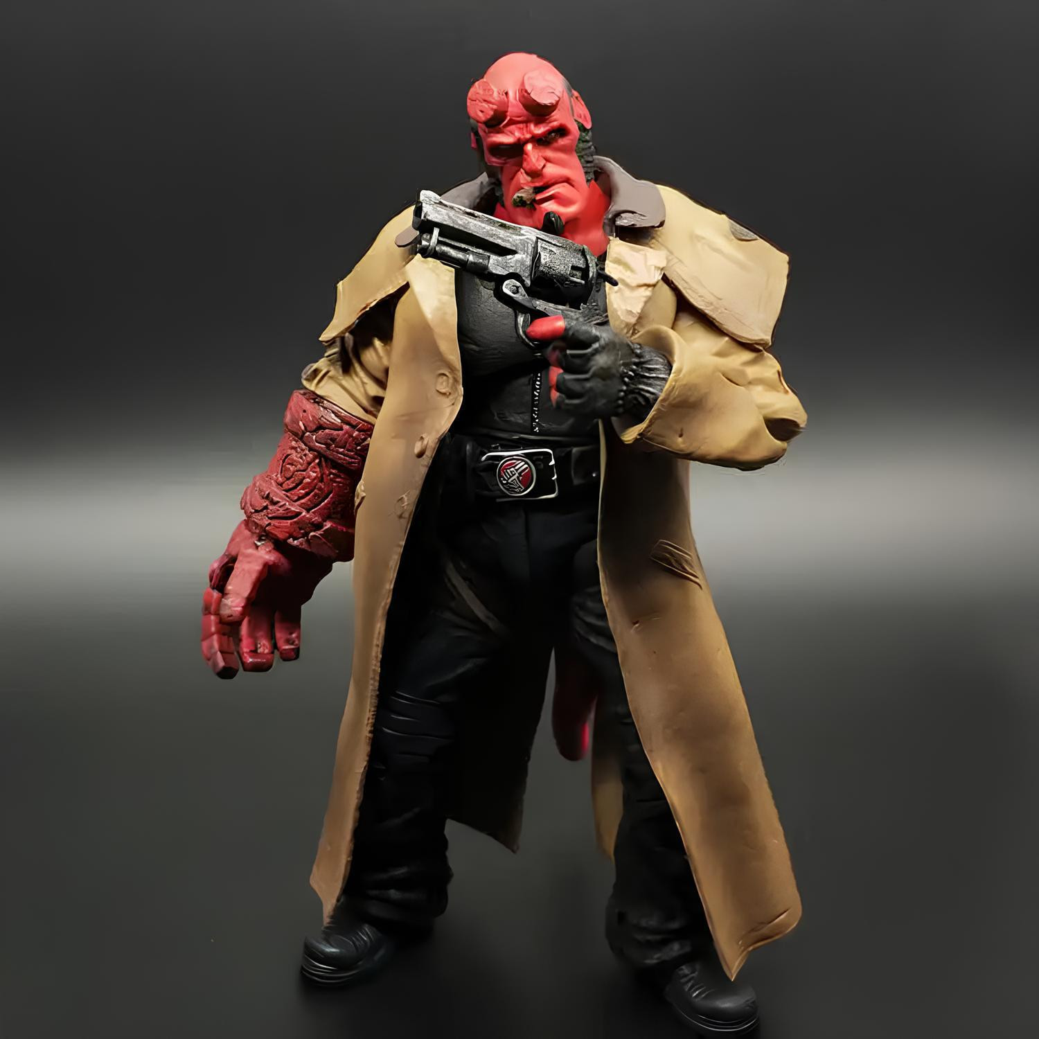 Beweegbaar Hellboy beeldje met revolver, 18 cm