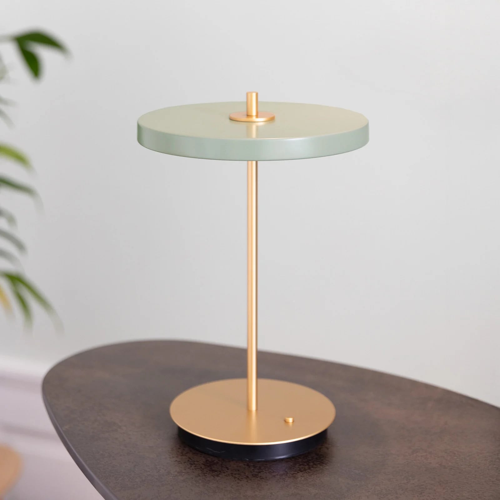 Umage Asteria Move LED tafellamp op accu, groen/messing, Hoogte: 31 cm