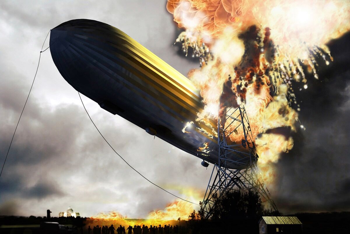 Fototapete PAPERMOON "Zeppelin mit Explosion", bunt, B:5m L:2,8m, Vlies, Tapeten, Fototapete bunt B/L: 5m x 2,8m, Bahnen: 10 Stk.