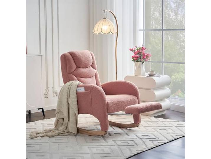 Ropilly gepolsterter Schaukelstuhl aus Teddy Stoff rosa Mit Kopfstütze und klappbarem Fußhocker für entspanntes Sitzen, Lesen oder Ausruhen.