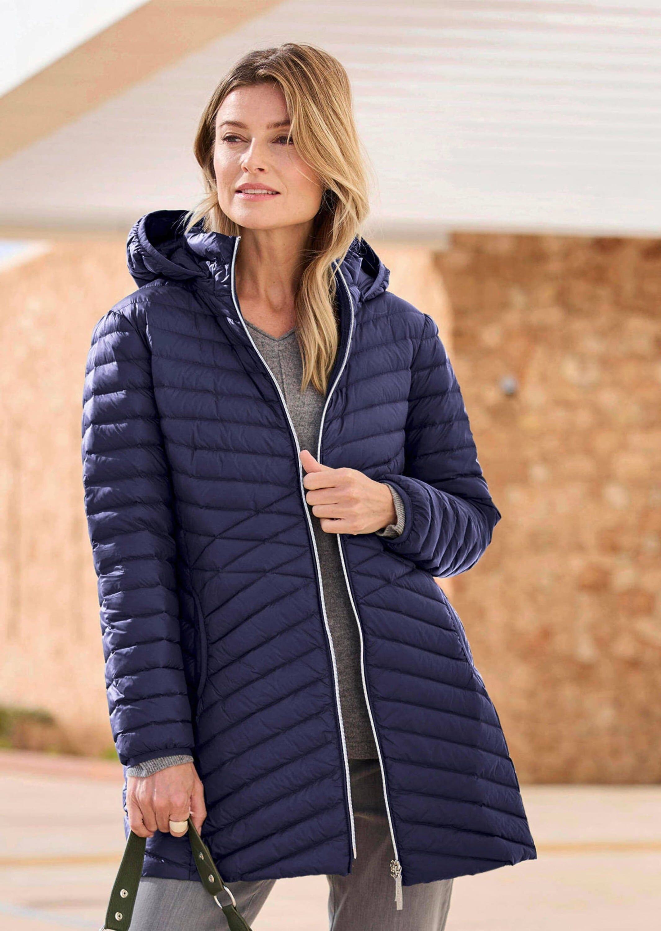 Winterjacke GOLDNER "Kurzgröße Gefütterter langer Mantel mit Kapuze", Damen, Gr. 21, blau (marine), Obermaterial: 100% Polyamid PA., Modisch, gerade, Jacken Winterjacke, mit femininer Steppung