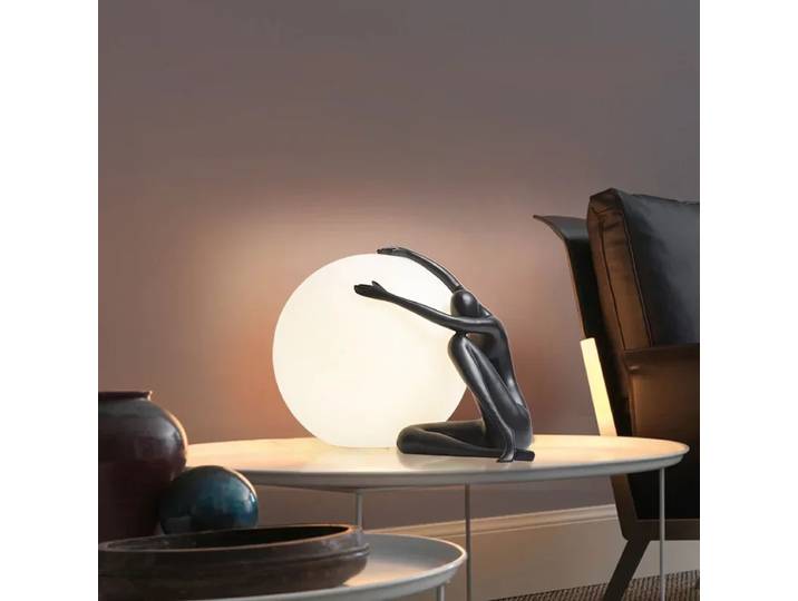 Lampadaire d'art nordique abstrait humanoïde tenant une boule lumière verticale pour salon chambre Sculpture créative décor lampes de bureau