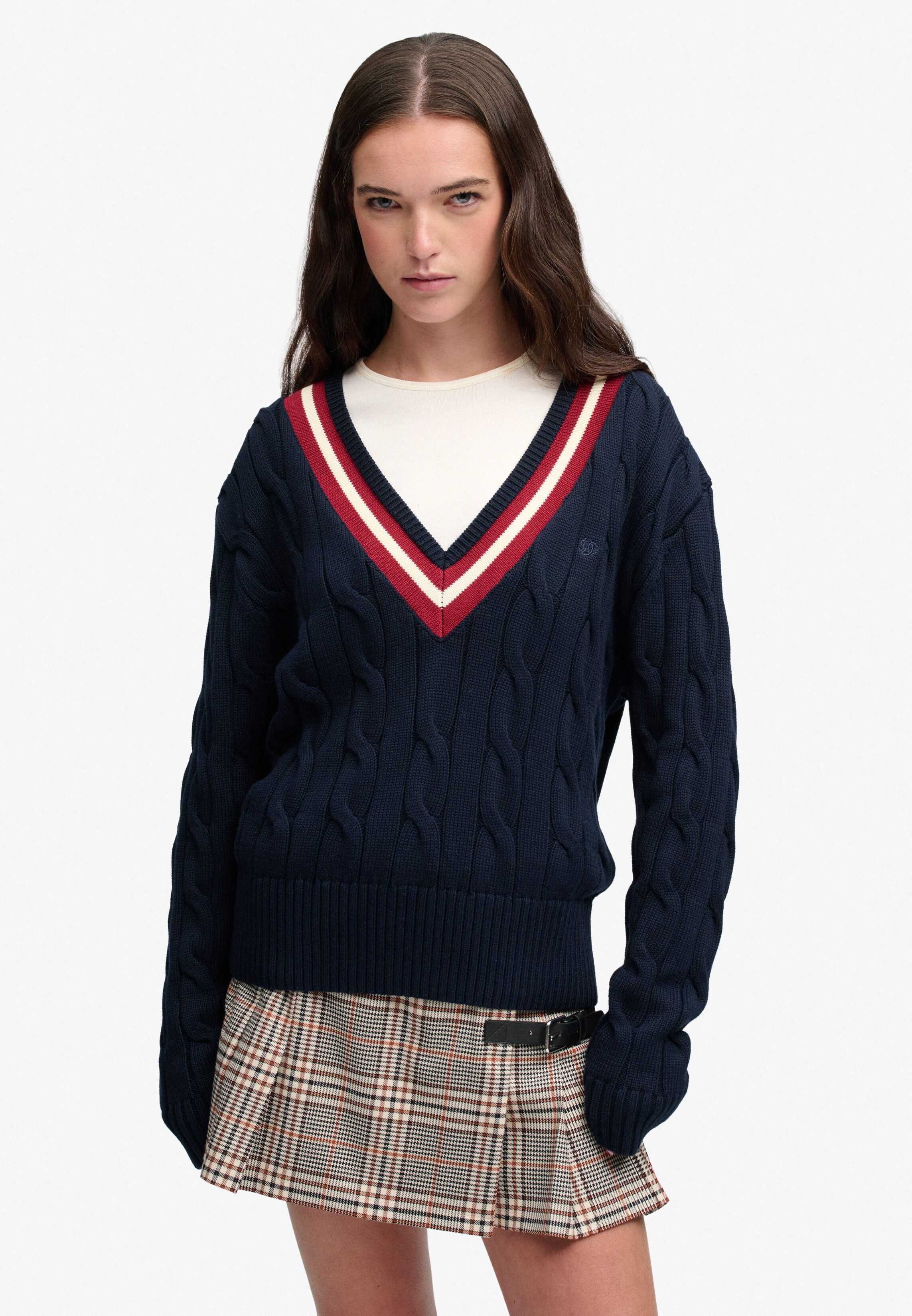 V-Ausschnitt-Pullover SUPERDRY "CLASSIC CABLE CRICKET KNIT", Damen, Gr. XS, blau (eclipse navy), Strick, Obermaterial: 100% Baumwolle, unifarben mit Farbeinsatz, loose fit normal, V-Ausschnitt, Bündchen, Pullover V-Ausschnitt-Pullover, Baumwolle, loose fi