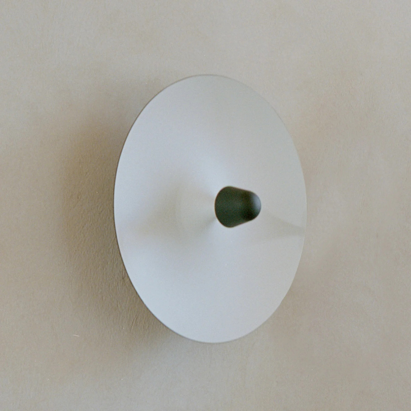 New Works Kantarell LED wandlamp, zwart/wit, Diameter: 55 cm