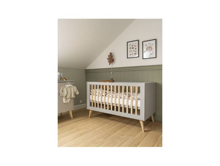 Raumhirsch Furniture Babybett Skandinavisches Babybett SWING 120x60 cm mit Schlupfsprossen, Liegefläche 120 x 60 cm, skandinavisches Design, Sicherheitsgeprüft
