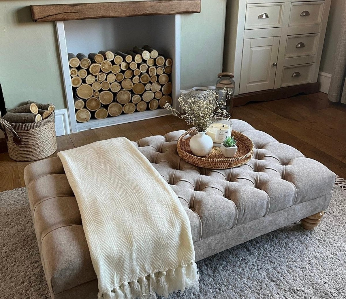 Grote Gevulde Chesterfield Voetenbank als Salontafel of Zitbank met Stoffen Bekleding