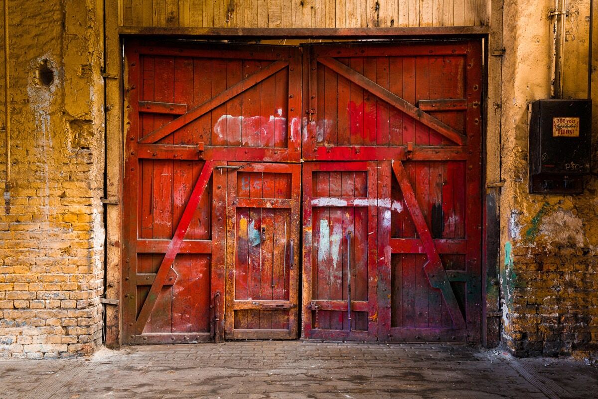 Fototapete PAPERMOON "Vintage rotes Holztor", bunt, B:2,5m L:1,86m, Vlies, Tapeten, Fototapete bunt B/L: 2,5m x 1,86m, Bahnen: 5 Stk.