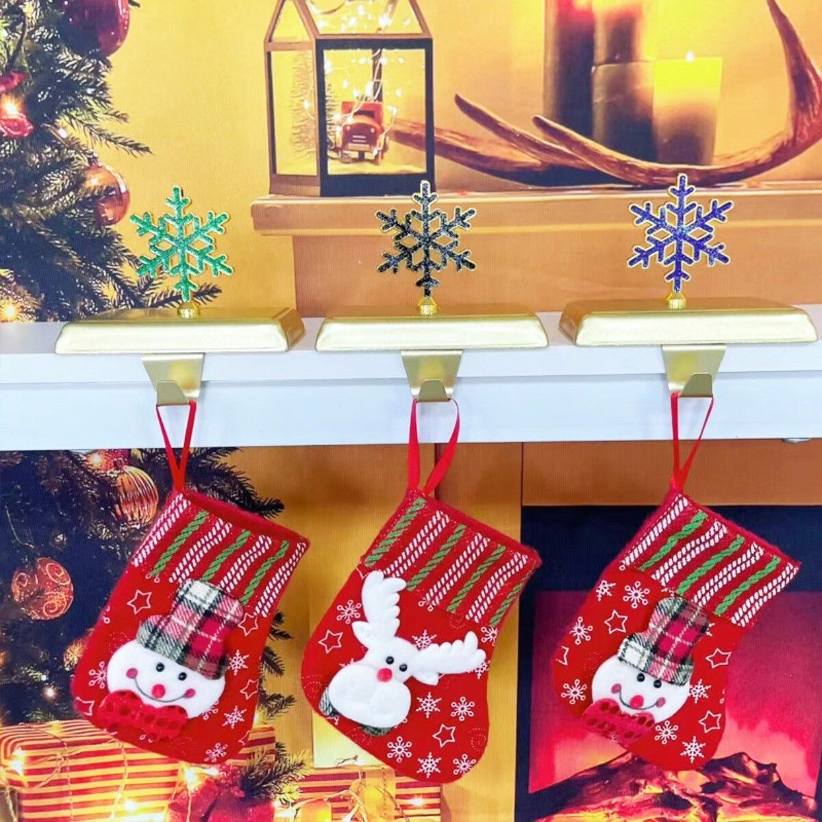 INF Beweglicher Weihnachtsstrumpfhalter für den Kamin mit beschwerter Basis, Haken und Schneeflockenmotiv Grün
