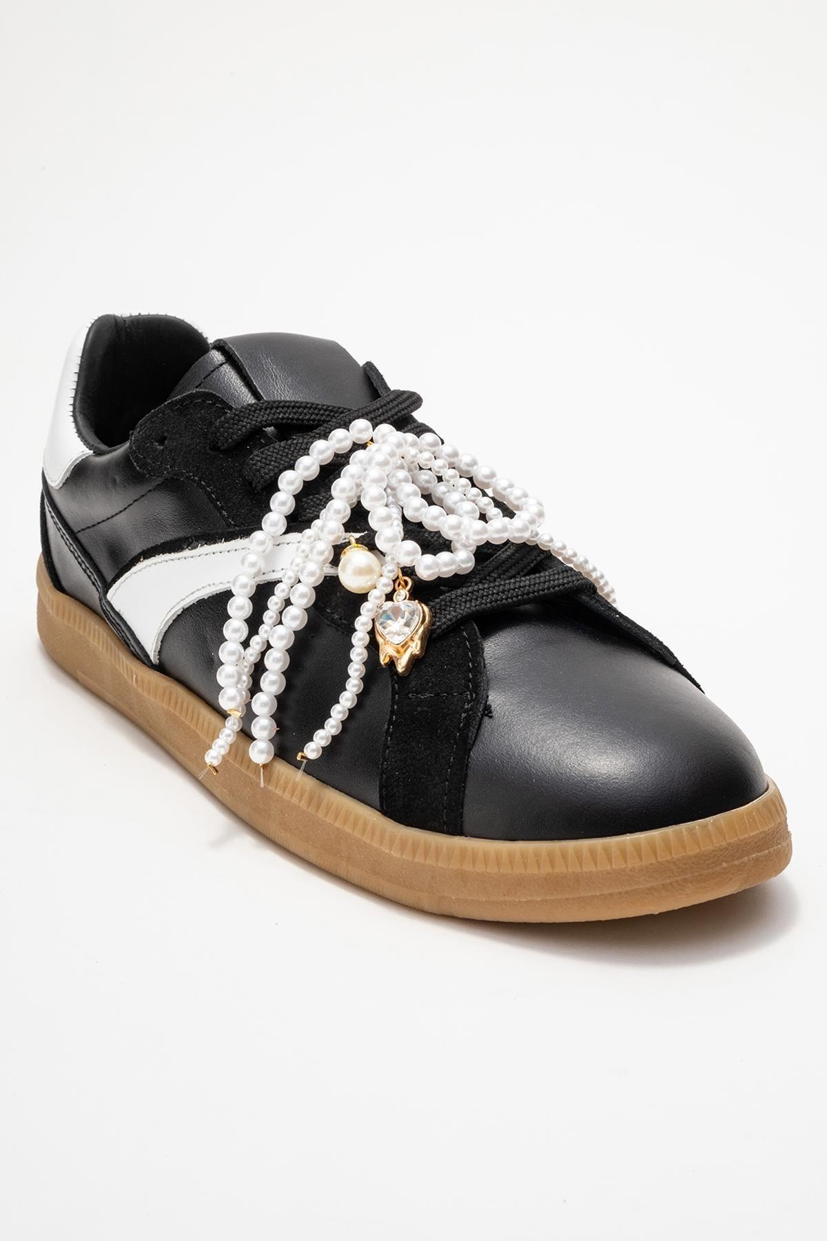 Forever & Always Taren Leather Pearl Buckle Sneakers, Damen - Schwarz
