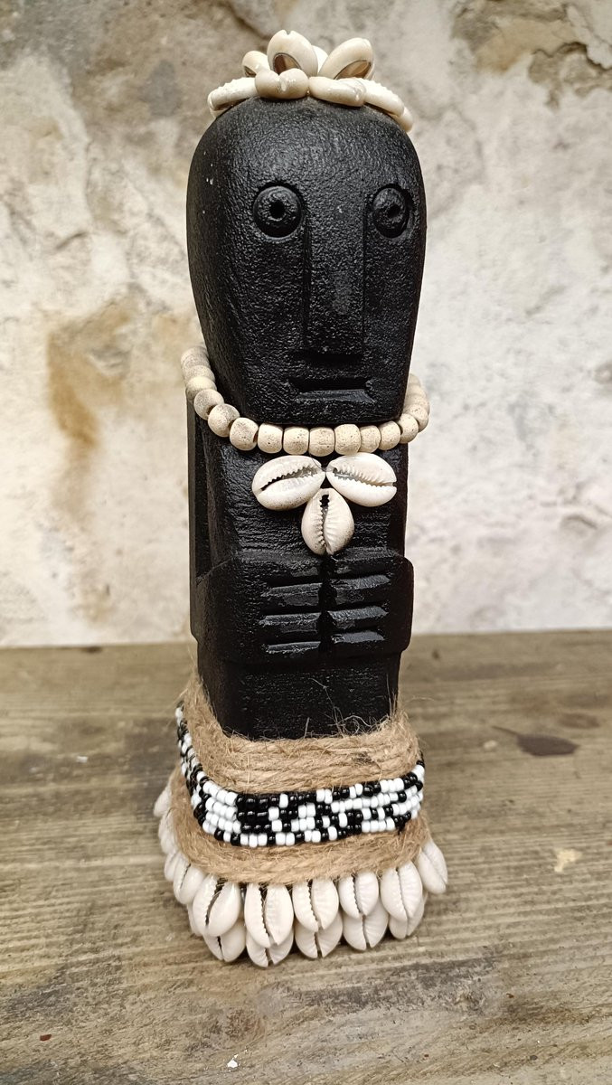 Handgemaakt Afrikaans beeldje van steen met zwarte kralen voor op tafel