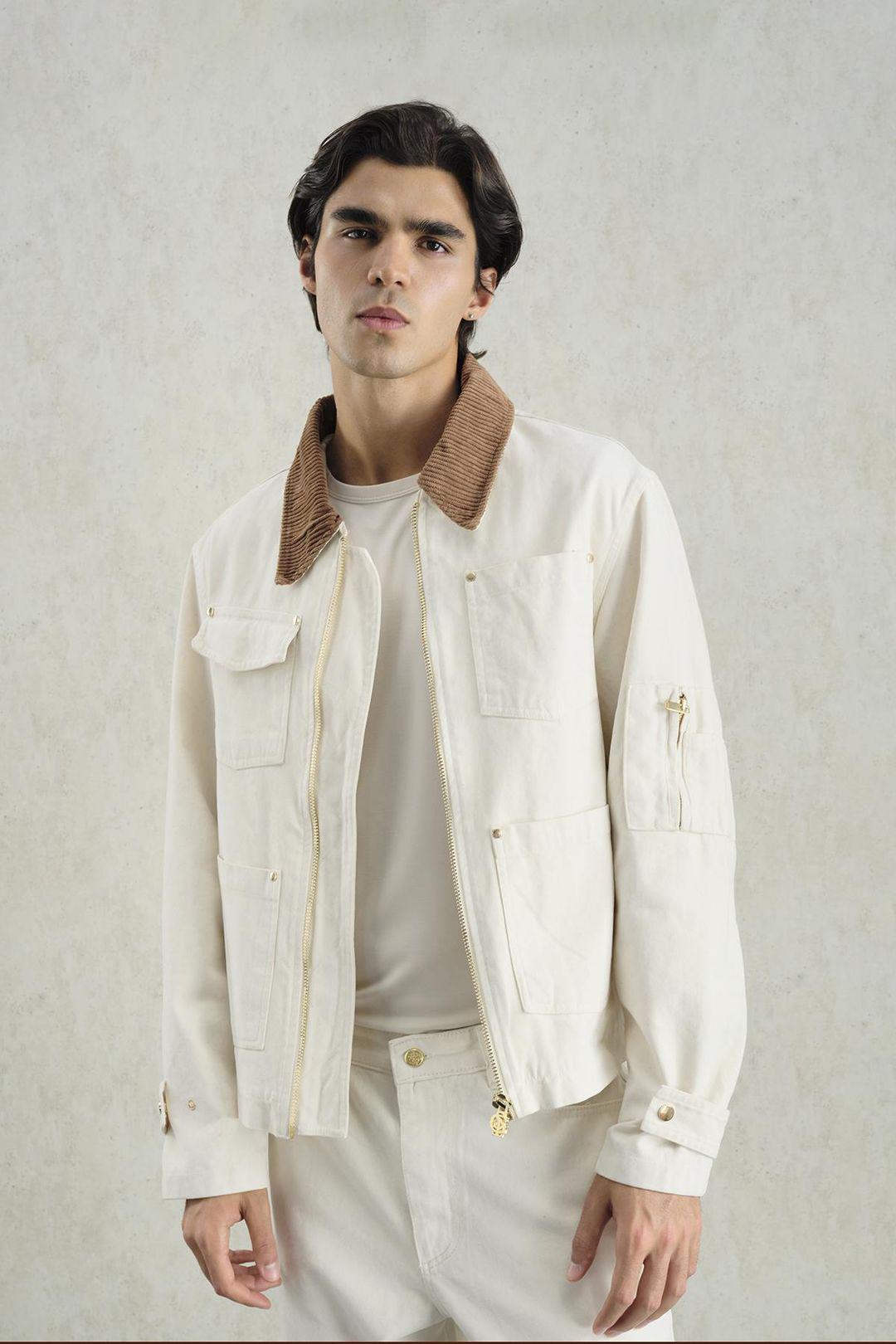 Kollardetaillierte saisonale Jacke mit Taschen