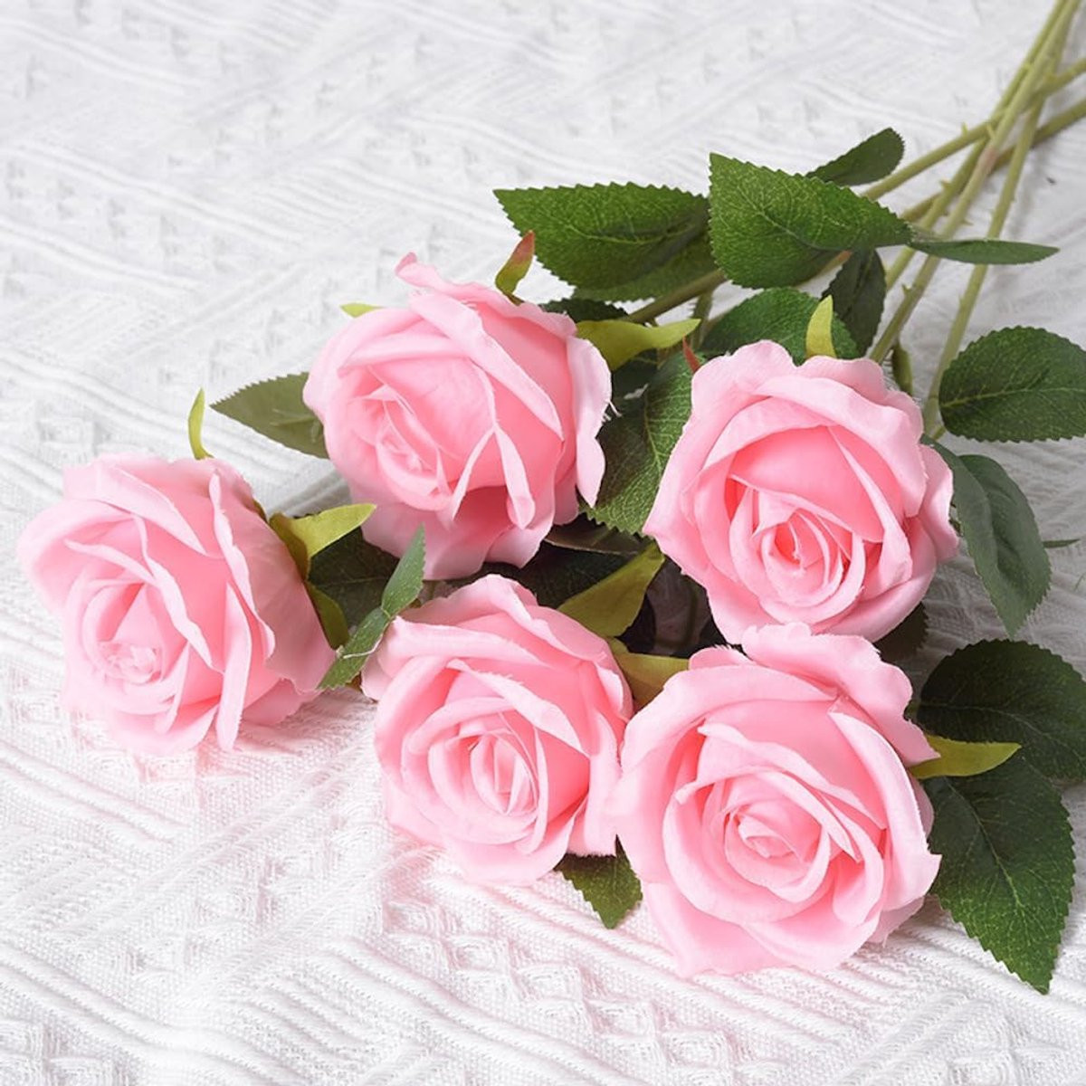 Roze kunstbloemen met stelen voor decoratie en speciale gelegenheden