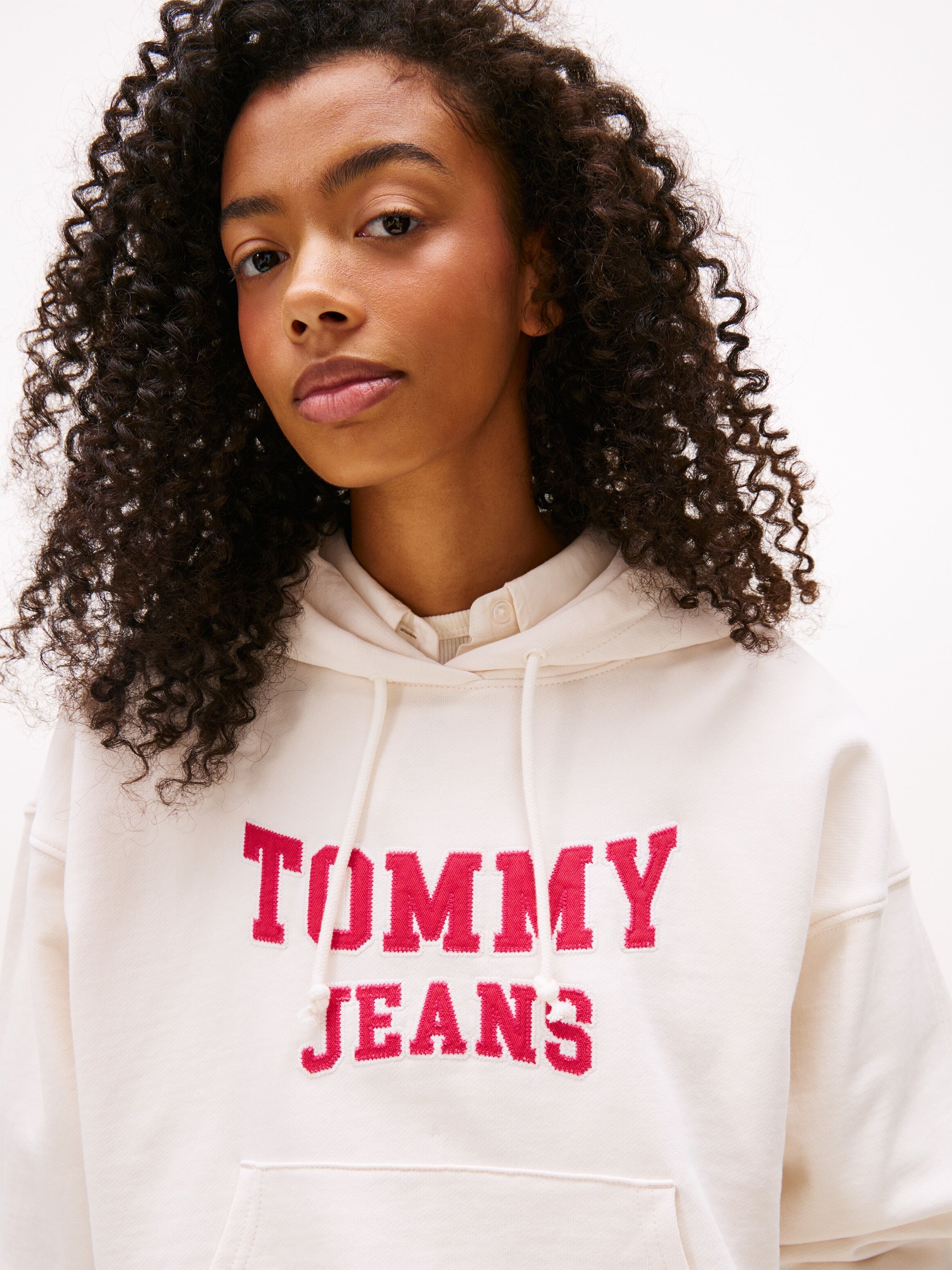 Kapuzensweatshirt TOMMY JEANS "TJW BXY CRP VARSITY HOODIE", Damen, Gr. XL (42), weiss (ancient weiß), Sweatware, Obermaterial: 100% Baumwolle, bedruckt, Sweatshirts Kapuzensweatshirt ancient weiß XL (42)