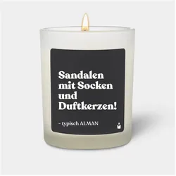 Chatty Candles, Duftkerzen, Duftkerze Weiss Woody "Sandalen mit Socken und Duftkerzen! Typisch Alman"