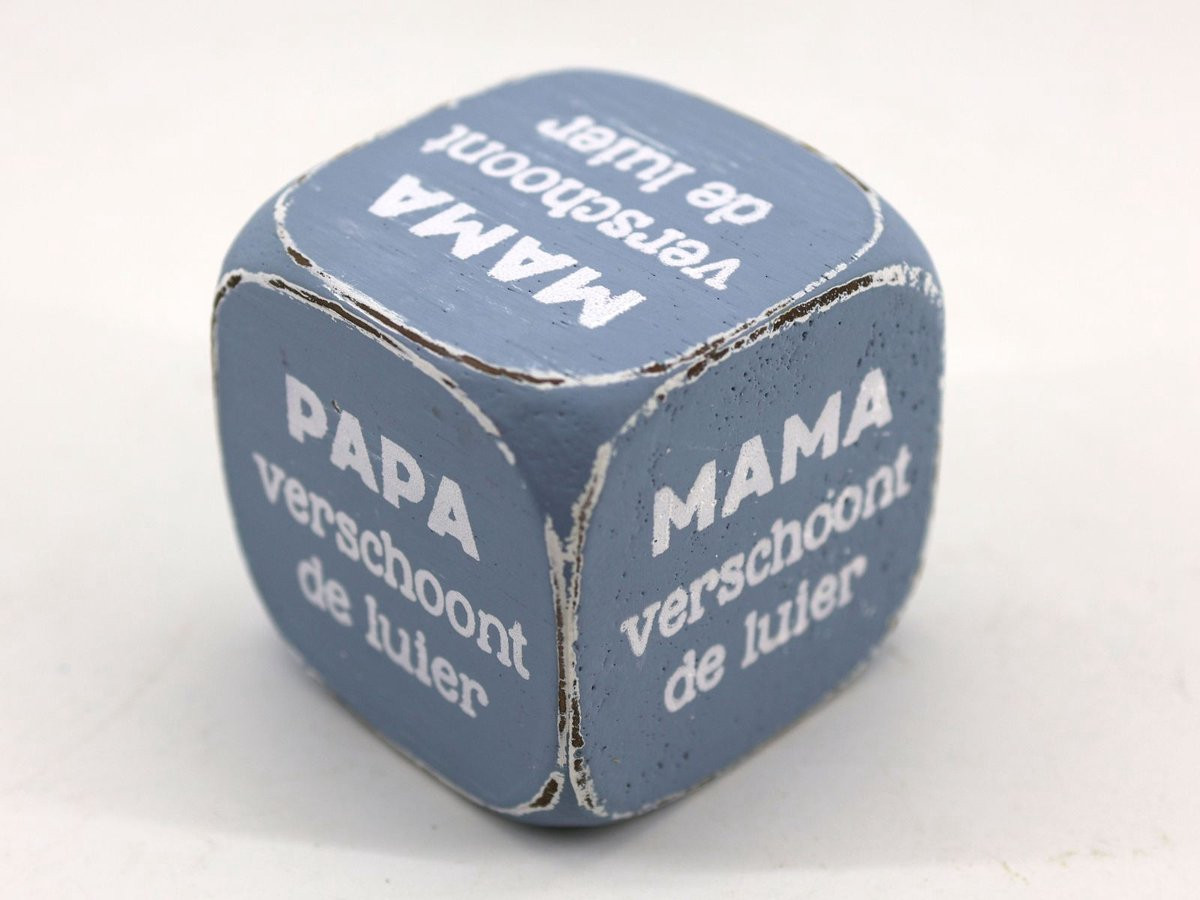 Dobbelsteen Mama Papa verschoont de luier blauw 8x8 cm