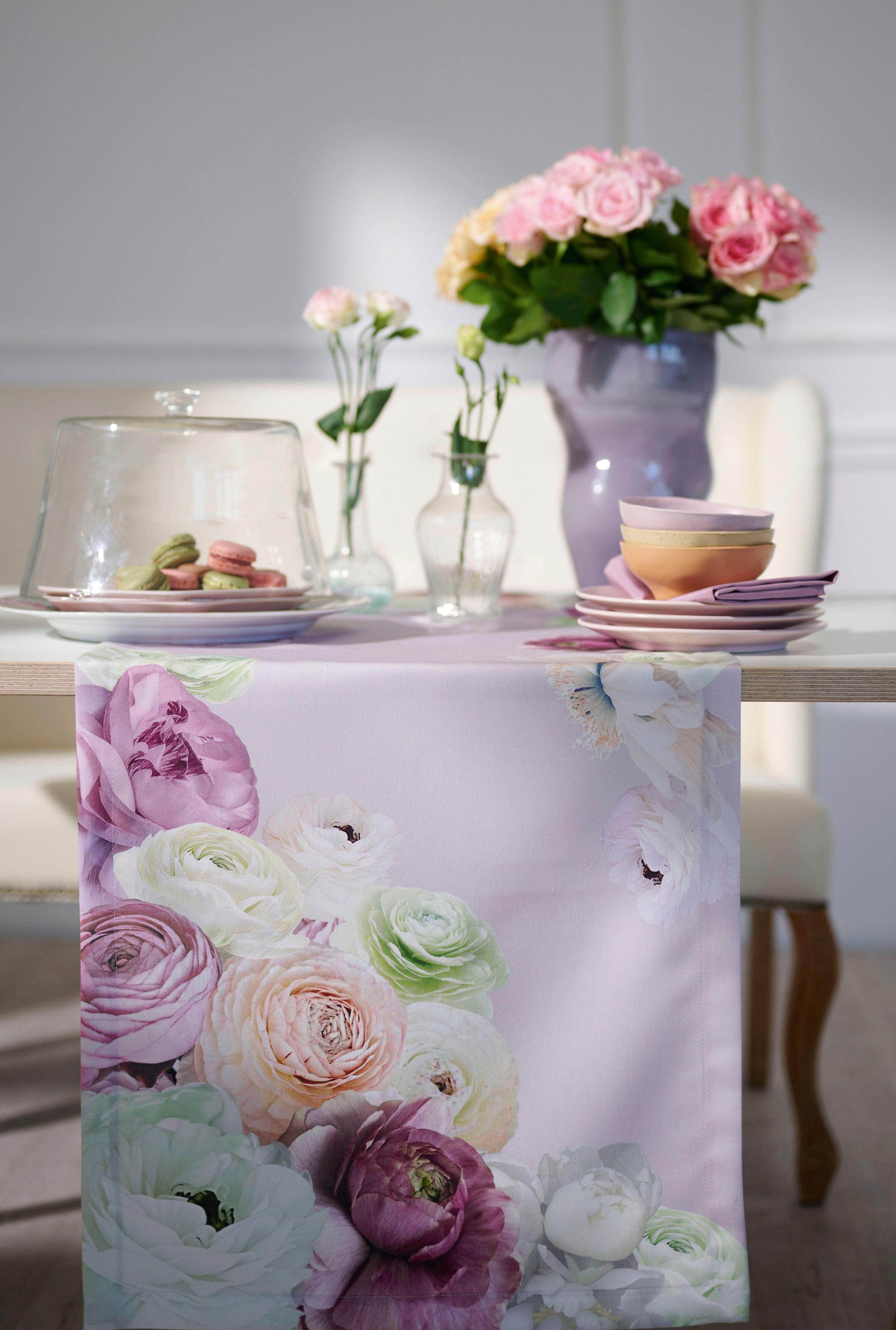 Tischläufer APELT "6802 HAPPY VALENTINE, Valentinstag", bunt (flieder, bunt), B:48cm L:140cm, Baumwolle, Polyester, Tischdecken, Tischläufer, Digitaldruck, mit Frühjahrsblüten Motiv, Sommerdeko flieder, bunt B/L: 48cm x 140cm, 1 Stk., rechteckig