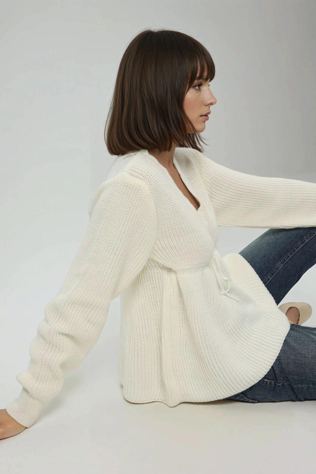Geschnittener V-Ausschnitt-Pullover mit gebundenem Detail