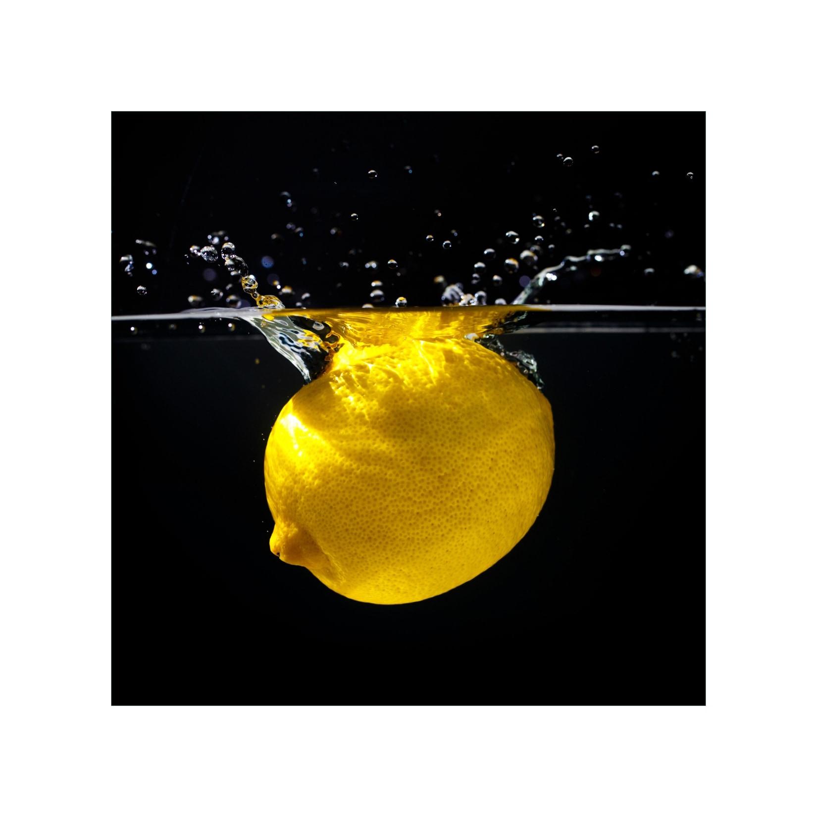 Wallario Magnetfolie 60 x 60 cm Zitrone im Wasser - Frisches Obst für die Küche