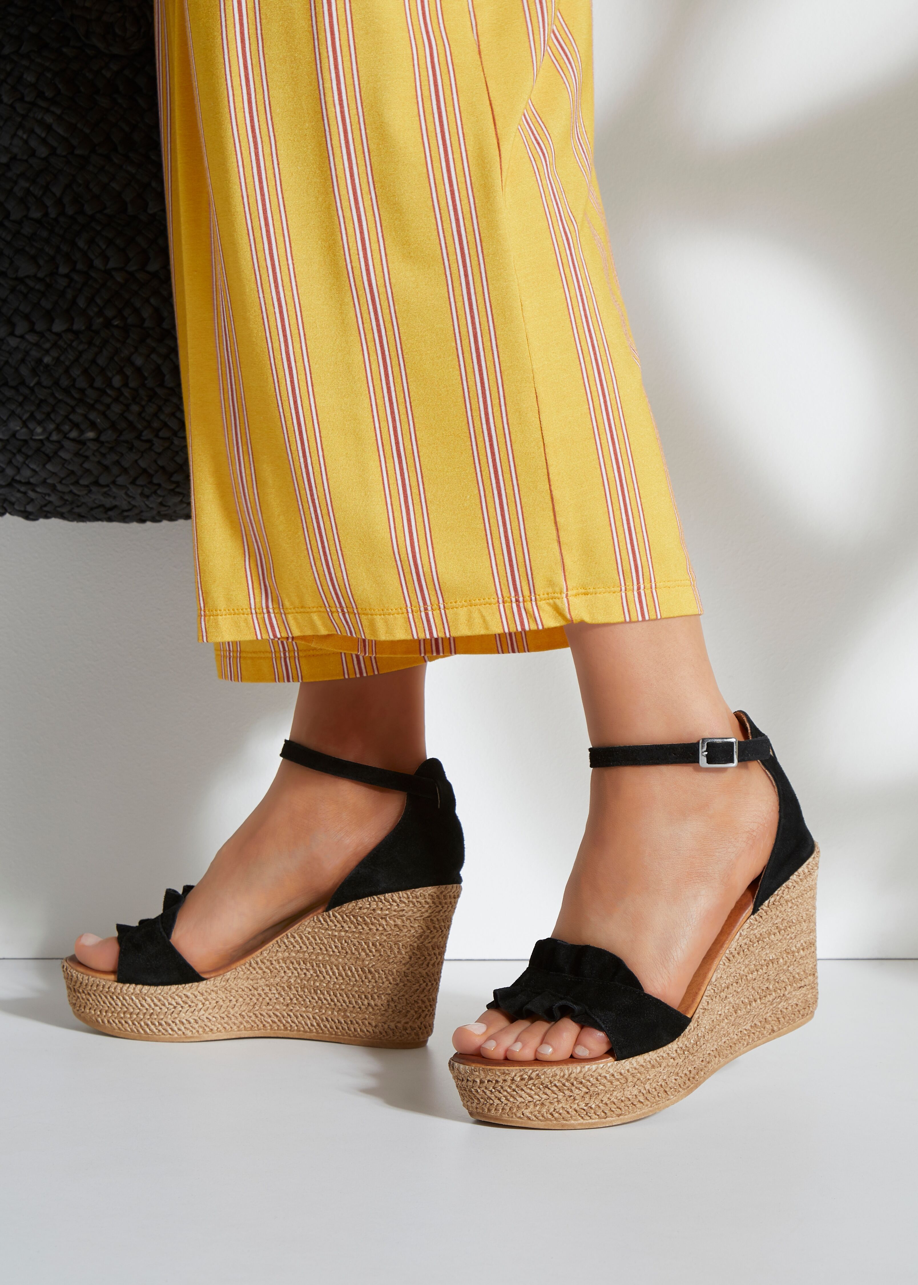 Sandalette LASCANA "Sommerschuh, offener Schuh, Sandale, Keilsandalette", Damen, Gr. 39, schwarz, Obermaterial: 50% Rindsleder, 50% Ziegenleder. Decksohle: 100% Rindsleder. Futter: 50% Rindsleder, 50% Ziegenleder. Laufsohle: 100% Synthetik, Strukturmuster