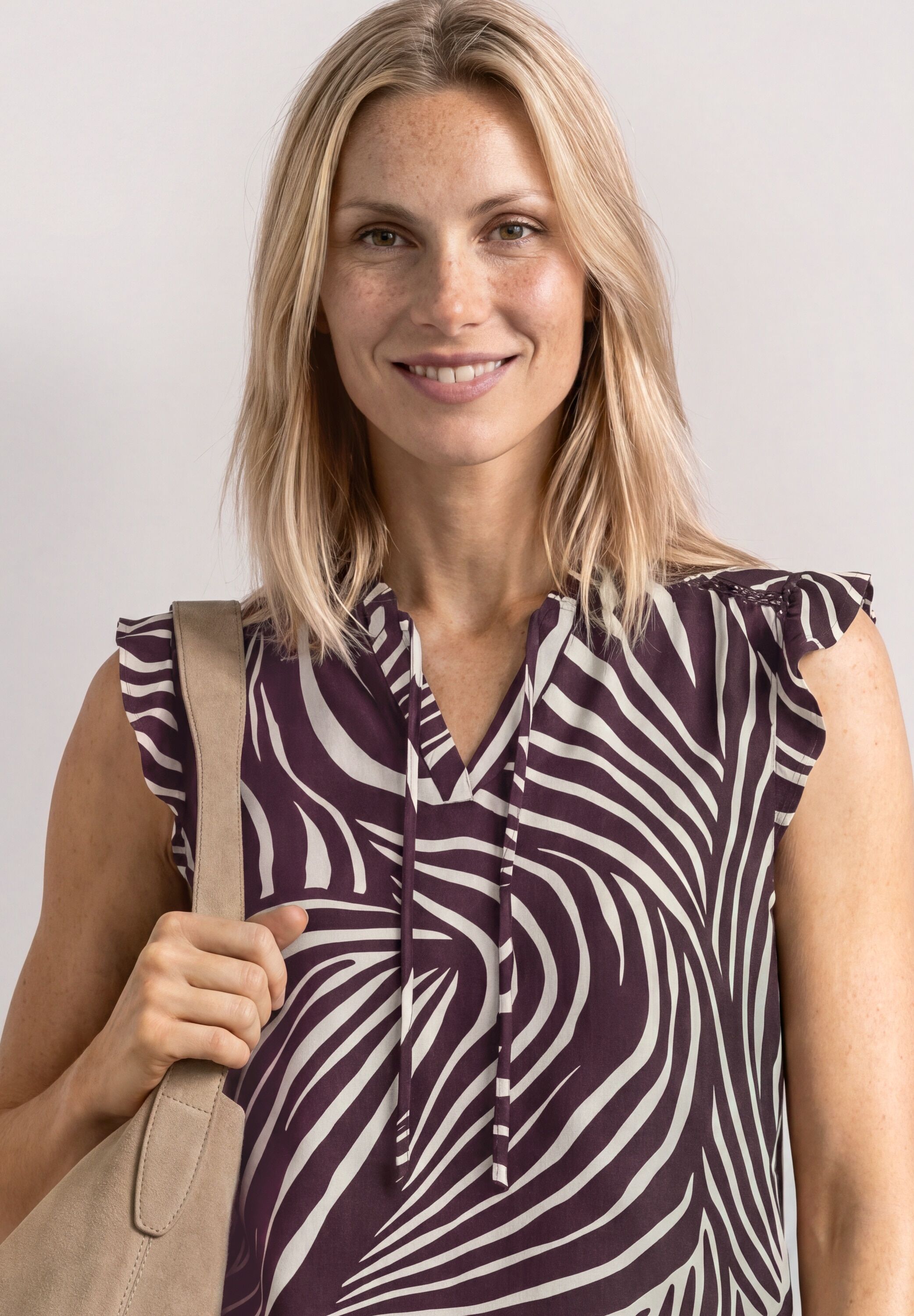 Blusentop STREET ONE, Damen, Gr. 44, bunt (rustic rouge), Web, Obermaterial: 95% Viskose, 5% Elasthan, gemustert, hüftbedeckend, V-Ausschnitt, Blusen Blusentop, Feine Chiffon-Qualität mit Innetop aus Modal, weich fallend rustic rouge 44
