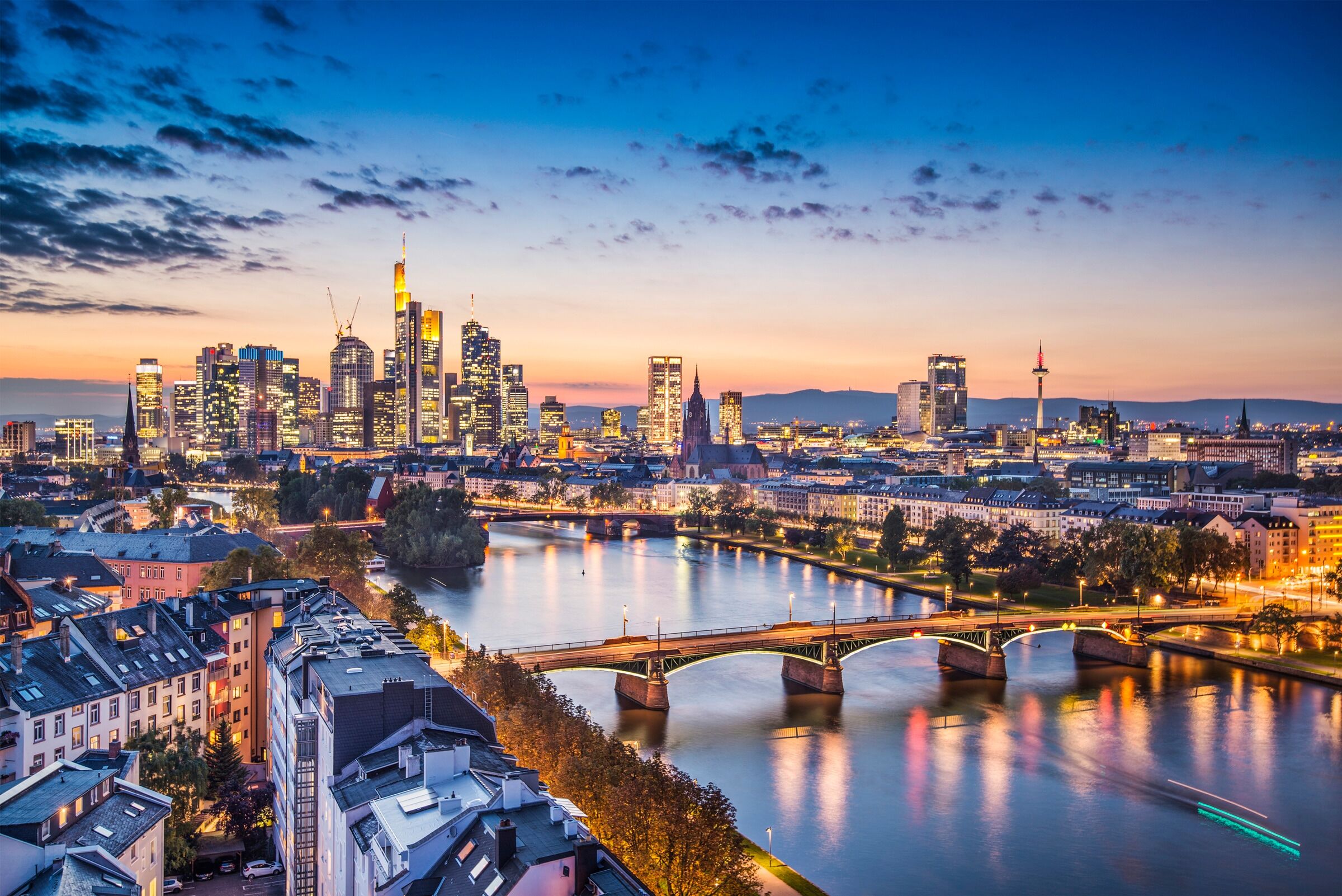 Fototapete PAPERMOON "FRANKFURT-STADT FLUSS MAIN SKYLINE BRÜCKEN GEBIRGE", bunt, B:4m L:2,6m, Vlies, Tapeten, Fototapete bunt B/L: 4m x 2,6m, Bahnen: 8 Stk.