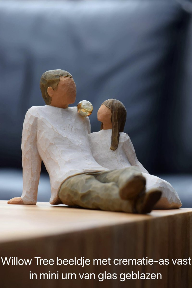 Gedenkbeeldje Father and Daughter met handgeblazen mini urn voor verwerking van crematie-as of haarlokje