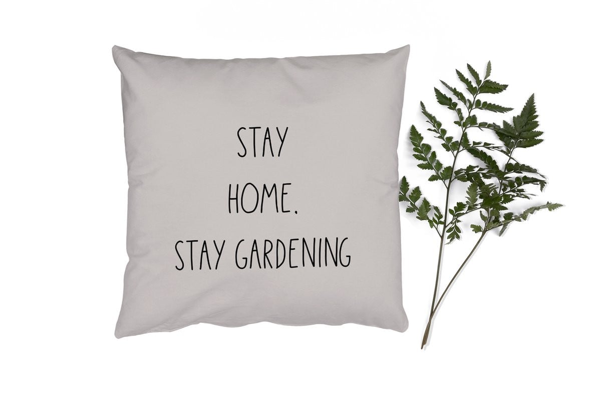 Sierkussen Stay home, stay gardening met tekst - 40 x 40 cm