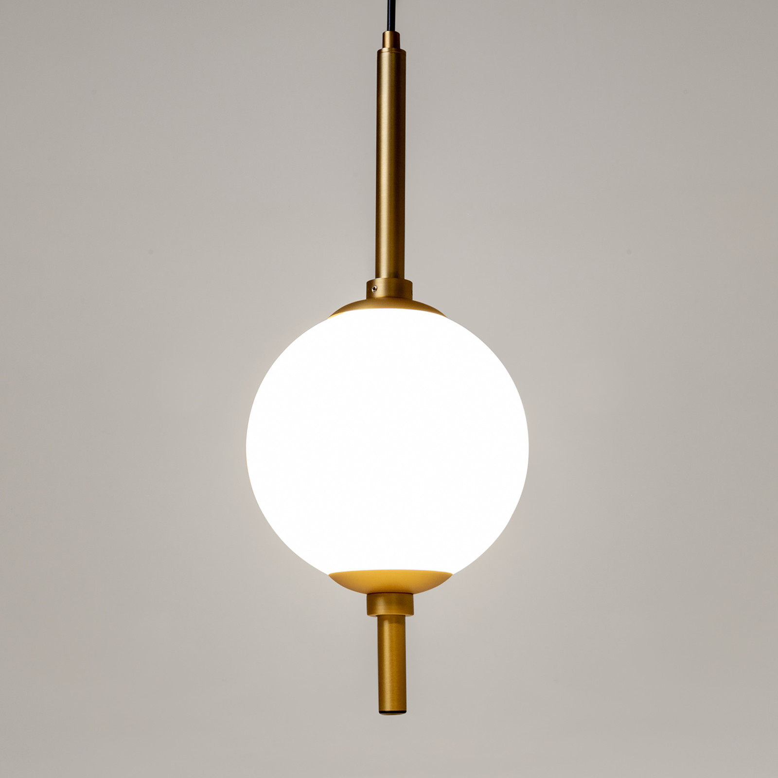 home24 LED-hanglamp The Sixth Sense, messing/wit, metaal en glas, B/D/H: 18 x 18 x 35,1 cm