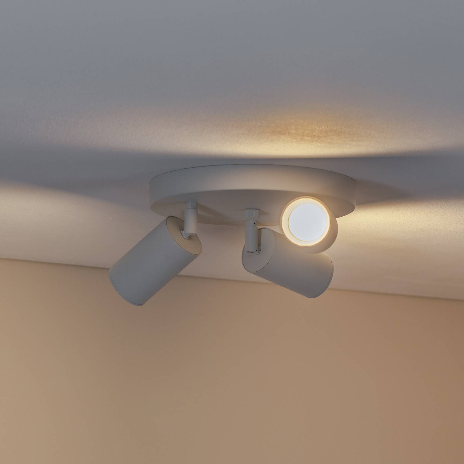 Deckenstrahler Sado, weiß, Stahl, justierbar, 3-flammig rund Sado Argon, dimmbar, weiß / opal, für Wohn- / Esszimmer, Metall, Modern, Strahler