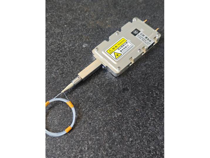 L'appareil laser Chuangxin 380w est compact, haute puissance et doté de fibres optiques.